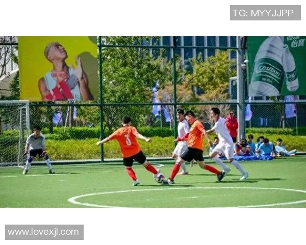 脱下战袍的足球明星们:从绿茵场到生活舞台的华丽转身与新篇章 脱下战袍的足球明星们:从绿茵场到生活舞台的华丽转身与新篇章